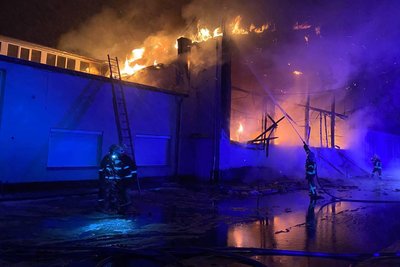 У Луцьку горів торговий павільйон Центрального ринку У Луцьку горів торговий павільйон Центрального ринку