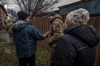 Капелан спілкується не лише із військовими, але й з місцевими, грудень 2022 року. Капелан спілкується не лише із військовими, але й з місцевими, грудень 2022 року.
