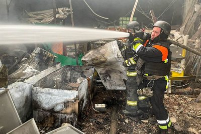 Рятувальники гасять пожежу на складах внаслідок влучання БпЛА у Чугуєві, 2 червня 2026 року