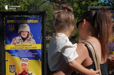 День пам’яті в Одесі: на Алеї Героїв відкрили 48 нових портретів День пам’яті в Одесі: на Алеї Героїв відкрили 48 нових портретів