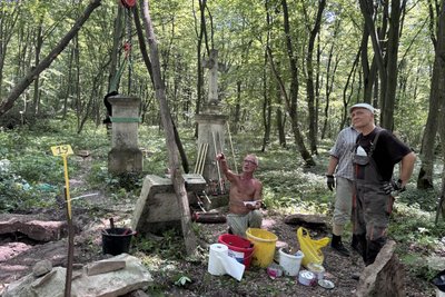 Волонтери біля спеціальної триноги Волонтери біля спеціальної триноги