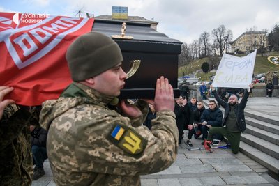 Прощання на Майдані Незалежності із чотирма бійцями добровольчого батальйону "Братство", які загинули 25 грудня у складі ДРГ на території Росії. Київ, 7 березня 2023 року.