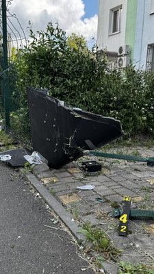 Уламки безпілотника, який влучив поблизу багатоповерхівки в Індустріальному районі Харкова, 10 червня 2026 року Уламки безпілотника, який влучив поблизу багатоповерхівки в Індустріальному районі Харкова, 10 червня 2026 року