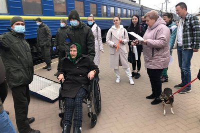 Дванадцять людей із інвалідністю евакуювали із Запоріжжя до обласного пансіонату у Вінниці