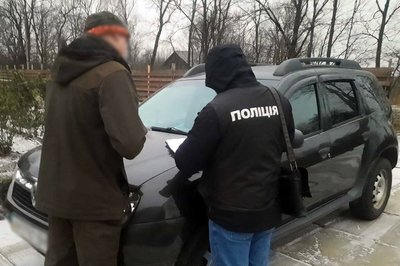 Оборудки із землею зі збитками у понад 22 мільйони гривень: на Житомирщині підозрюють 2 місцевих жителів та киянку Оборудки із землею зі збитками у понад 22 мільйони гривень: на Житомирщині підозрюють 2 місцевих жителів та киянку
