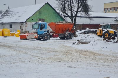 Через снігопад у Житомирі та області прибирають дороги й вулиці Через снігопад у Житомирі та області прибирають дороги й вулиці
