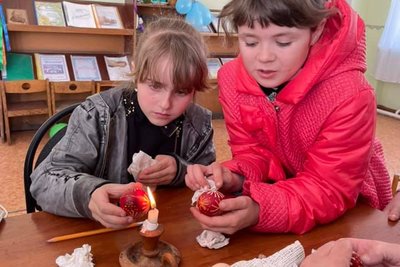 Створює писанки зі страусиних яєць: майстриня з Рівненщини розповіла про своє хобі