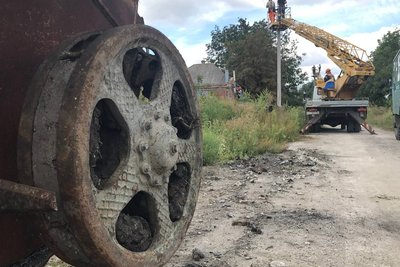Фахівці "Харківобленерго" заживлюють село Заводи, Ізюмського району, Харківська область, серпень 2023 року. Фото: "Харківобленерго”/Facebook