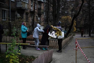 Палаючий осколок за вікном. Репортаж з будинку Києві, куди влучили рештки російської ракети Палаючий осколок за вікном. Репортаж з будинку Києві, куди влучили рештки російської ракети