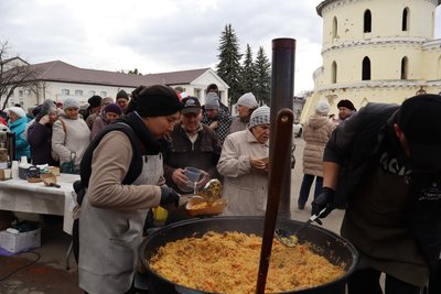 В Охтирці місцевих жителів благодійники частували казахським пловом В Охтирці місцевих жителів благодійники частували казахським пловом