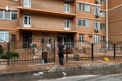 "Він наближався рівно до будинку": фото пошкодженої багатоповерхівки після атаки дронів на Одесу "Він наближався рівно до будинку": фото пошкодженої багатоповерхівки після атаки дронів на Одесу