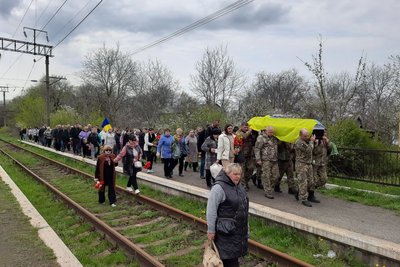 На Одещині прощалися з військовим, який загинув поблизу Бахмута На Одещині прощалися з військовим, який загинув поблизу Бахмута
