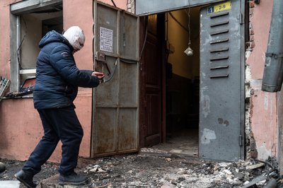 Поранений чоловік біля свого зруйнованого будинку у Харкові, 5 лютого 2023 року. Поранений чоловік біля свого зруйнованого будинку у Харкові, 5 лютого 2023 року.