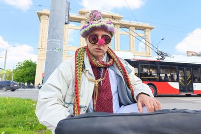 "Погрожували скинути з моста чи забрати інструмент": історія вуличного музиканта з Луцька "Погрожували скинути з моста чи забрати інструмент": історія вуличного музиканта з Луцька