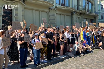 В Одесі відбувається акція на підтримку звільненого міністра оборони Федорова В Одесі відбувається акція на підтримку звільненого міністра оборони Федорова