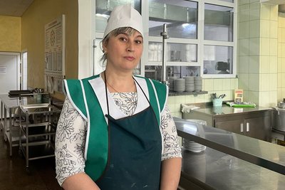 Омлет із темними плямами — у Житомирі в ліцеї №24 перевіряли умови харчування учнів Омлет із темними плямами — у Житомирі в ліцеї №24 перевіряли умови харчування учнів