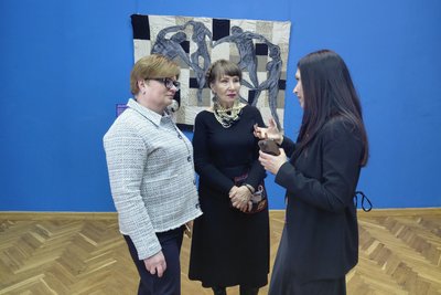"Моє мистецтво дивне, але воно торкає", — одеська художниця у Житомирі розповіла, чому створює живопис на старих килимах "Моє мистецтво дивне, але воно торкає", — одеська художниця у Житомирі розповіла, чому створює живопис на старих килимах