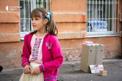 Школярка з Одеси продає власноруч сплетені браслети, аби допомогти ЗСУ Школярка з Одеси продає власноруч сплетені браслети, аби допомогти ЗСУ