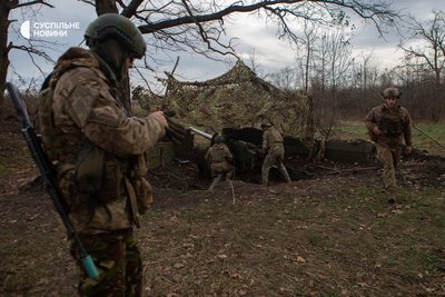 Артилеристи заряджають гармату 100-мм гармату "Рапіра"