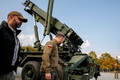 Президент Польщі Анджей Дуда оглядає американські батареї Patriot Президент Польщі Анджей Дуда оглядає американські батареї Patriot