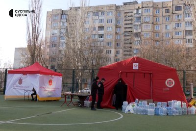 Дитячі іграшки, квіти та лампадки: в Одесі розгорнули стихійний меморіал біля будинку, в який влучив російський дрон Дитячі іграшки, квіти та лампадки: в Одесі розгорнули стихійний меморіал біля будинку, в який влучив російський дрон