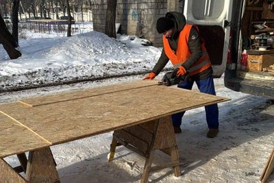 Працівник комунального підприємства обрізає OSB-плиту, Слобідський район Харкова, 19 січня 2026 року Працівник комунального підприємства обрізає OSB-плиту, Слобідський район Харкова, 19 січня 2026 року