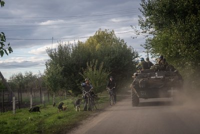 Українські військові їдуть після тренувань на Харківщині Українські військові їдуть після тренувань на Харківщині