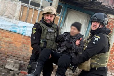 Дідуся евакуюють з Чугуївського району Дідуся евакуюють з Чугуївського району