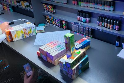 Двох лучан судитимуть за торгівлю контрафактними електронними сигаретами й рідинами до них