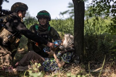 У підвал влучила російська бомба. Як військові врятували 90-річну з-під завалів у Добропіллі на Донеччині У підвал влучила російська бомба. Як військові врятували 90-річну з-під завалів у Добропіллі на Донеччині