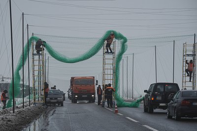 Робітники встановлюють антидронові сітки на кільцевій дорозі на північній околиці Харкова, січень 2026 року Робітники встановлюють антидронові сітки на кільцевій дорозі на північній околиці Харкова, січень 2026 року
