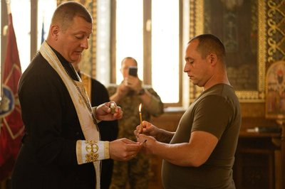 "Сповідалися в бліндажі під мінометами": капелан із Дубна Тарас Гордійчук — про службу на фронті і віру під обстрілами "Сповідалися в бліндажі під мінометами": капелан із Дубна Тарас Гордійчук — про службу на фронті і віру під обстрілами