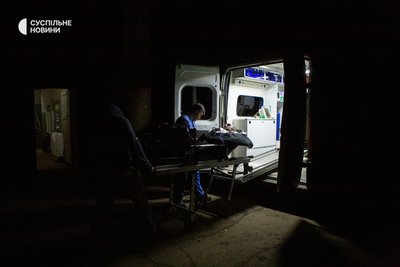 Лікар відправляє пораненого у тиловий госпіталь Лікар відправляє пораненого у тиловий госпіталь