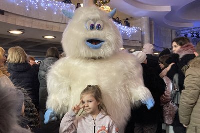 Відкриття новорічної ялинки у метро Харкова. 19 грудня 2022 року