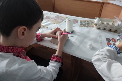 Майстер-класи з писанкарства: у Житомирі охочих навчають розписувати писанки Майстер-класи з писанкарства: у Житомирі охочих навчають розписувати писанки