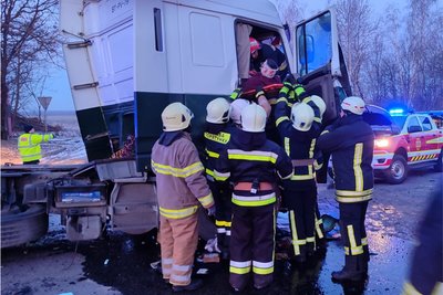 ДТП, ДСНС, рятувальники, водій, вантажівка ДТП, ДСНС, рятувальники, водій, вантажівка