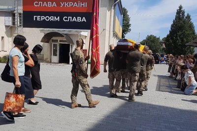 У Хмельницькому попрощалися із загиблим солдатом Ростиславом Мацюком У Хмельницькому попрощалися із загиблим солдатом Ростиславом Мацюком