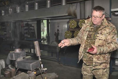 У Луцьку волонтери майструють бездимні мінібуржуйки для армії У Луцьку волонтери майструють бездимні мінібуржуйки для армії