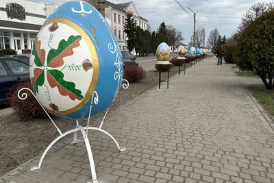 "Одна краща іншої": на алеї в центрі Дубна на Рівненщині встановили 16 писанок