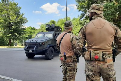 Має захист від мін та оснащений великокаліберним кулеметом: спецпризначенці Харківщини отримали бронетранспортер "Козак" Має захист від мін та оснащений великокаліберним кулеметом: спецпризначенці Харківщини отримали бронетранспортер "Козак"