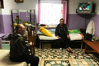 У мене немає дому. Як безхатьки виживають під час війни