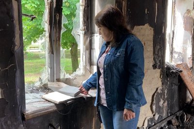 "У вогні згоріла уся техніка, меблі та п'ятдесят тисяч книг": РФ двома ударами знищила бібліотеку у Барвінковому "У вогні згоріла уся техніка, меблі та п'ятдесят тисяч книг": РФ двома ударами знищила бібліотеку у Барвінковому