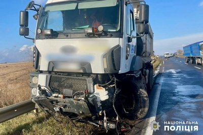 На Одещині внаслідок зіткнення легковика та вантажівки загинуло двоє людей На Одещині внаслідок зіткнення легковика та вантажівки загинуло двоє людей