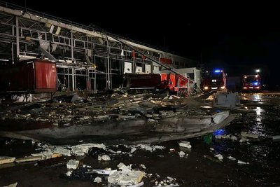 Внаслідок удару по терміналу "Нової Пошти" під Харковом були пошкоджені сім вантажівок —ДСНС