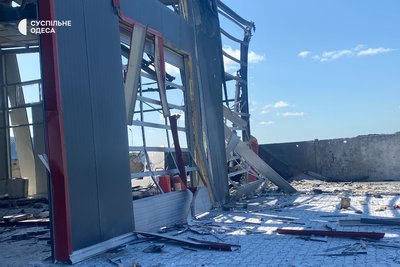 Унаслідок російської атаки на Одещину пошкоджено будівлю СТО: фото наслідків Унаслідок російської атаки на Одещину пошкоджено будівлю СТО: фото наслідків