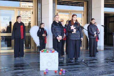 У Житомирі вшанували пам'ять загиблих у Маріупольському драмтеатрі У Житомирі вшанували пам'ять загиблих у Маріупольському драмтеатрі