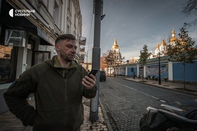 Сергій Дмитрієв біля Михайлівського собору у Києві планує поїздку на південь у нещодавно звільнений Херсон, листопад 2022 року. Сергій Дмитрієв біля Михайлівського собору у Києві планує поїздку на південь у нещодавно звільнений Херсон, листопад 2022 року.
