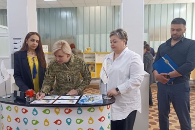 "До дня матері. Я живу тобою…" — у Житомирі погасили марку, присвячену українським матерям "До дня матері. Я живу тобою…" — у Житомирі погасили марку, присвячену українським матерям
