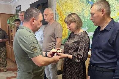 Батькам загиблого Радіона Михайлюка з Вінниччини вручили нагороду сина Батькам загиблого Радіона Михайлюка з Вінниччини вручили нагороду сина