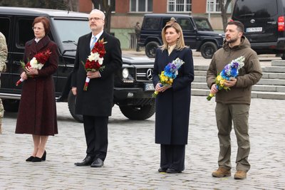 Президенти Латвії та України принесли квіти на могили загиблих захисників 3. 03. 2023 Президенти Латвії та України принесли квіти на могили загиблих захисників 3. 03. 2023